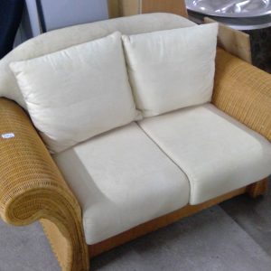 Canapea fixă din ratan.