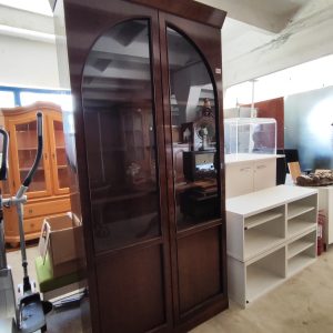 Vitrină Elegantă din Lemn