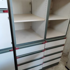 Corp cu rafturi reglabile