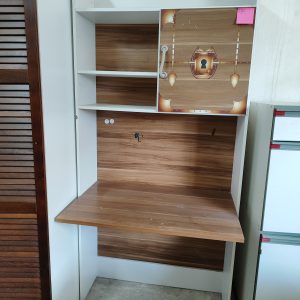 Birou cu spații de depozitare