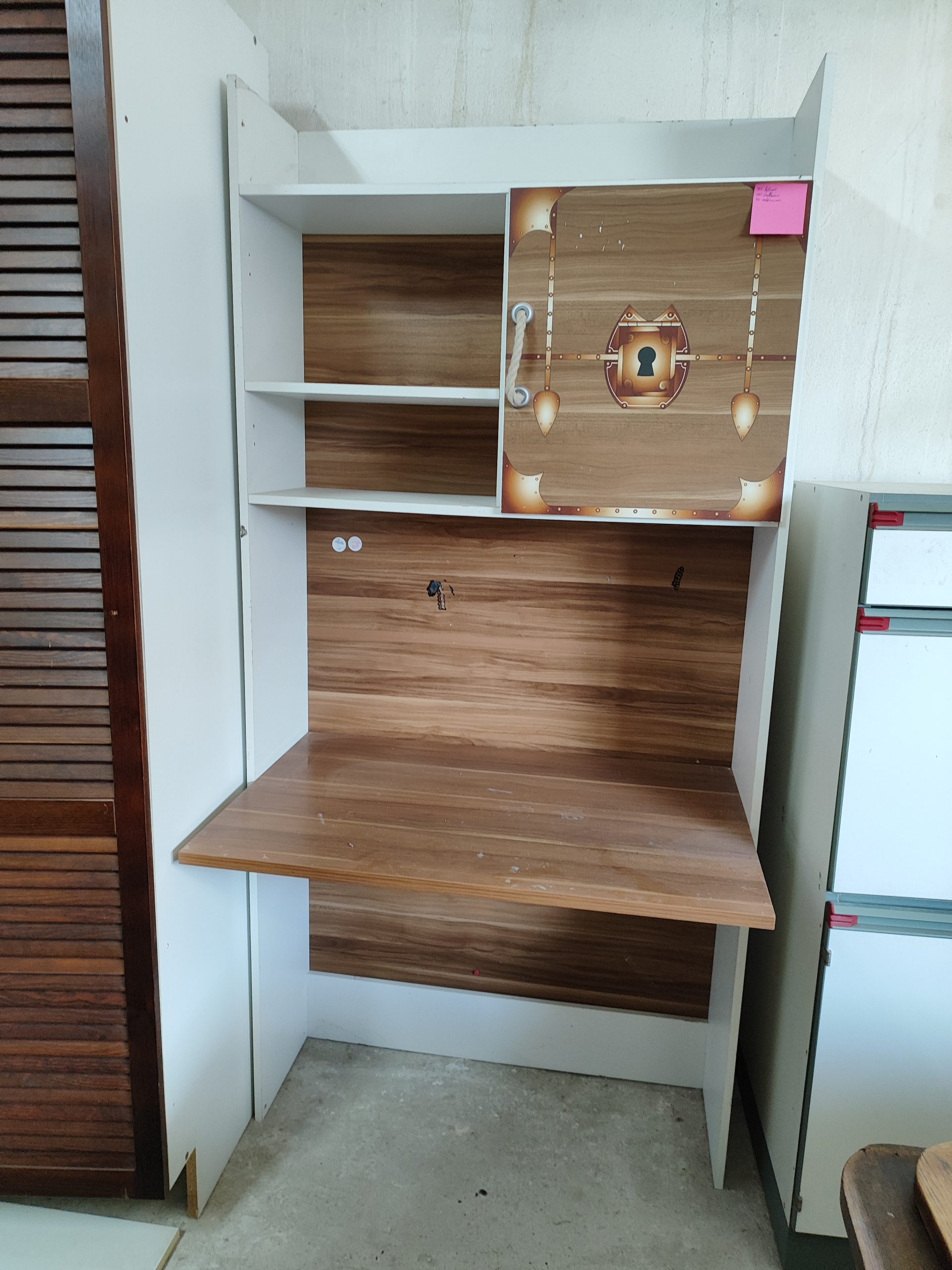 Birou cu spații de depozitare