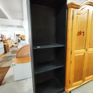 Bibliotecă neagră cu rafturi