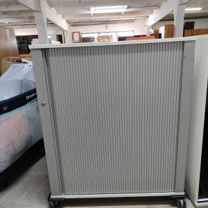 Dulap metalic cu uși tip rulou pe roți