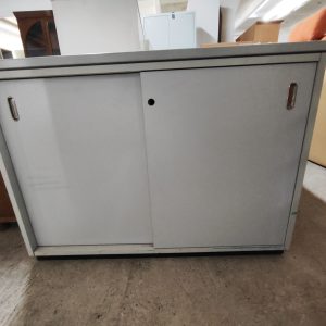 Comodă cu uși glisante