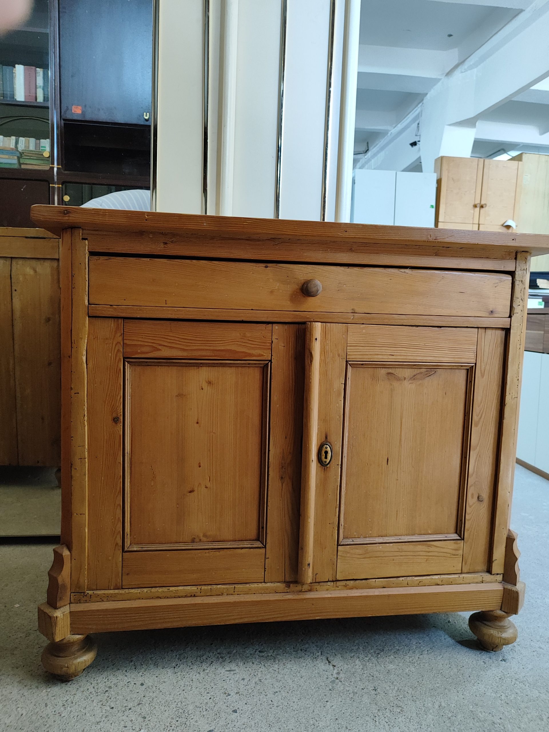 Comodă vintage din lemn masiv