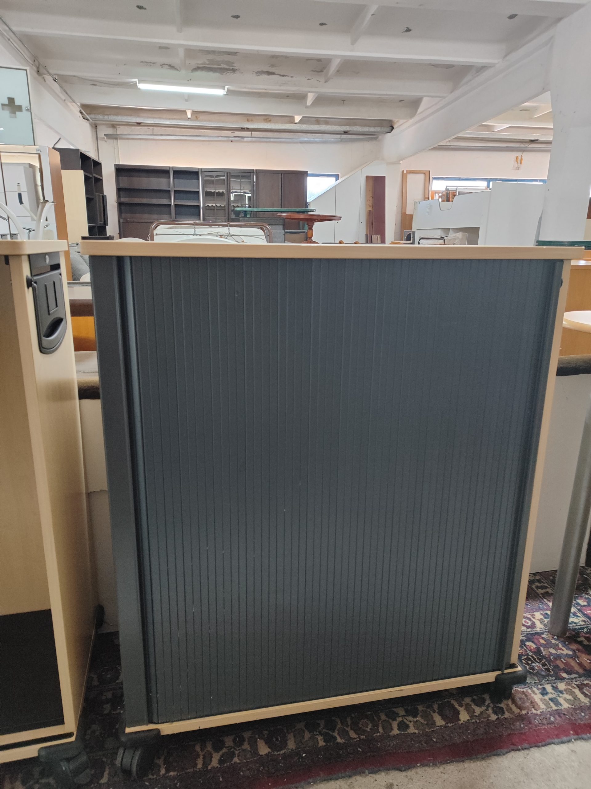 Comodă mobilă cu ușă tip rulou